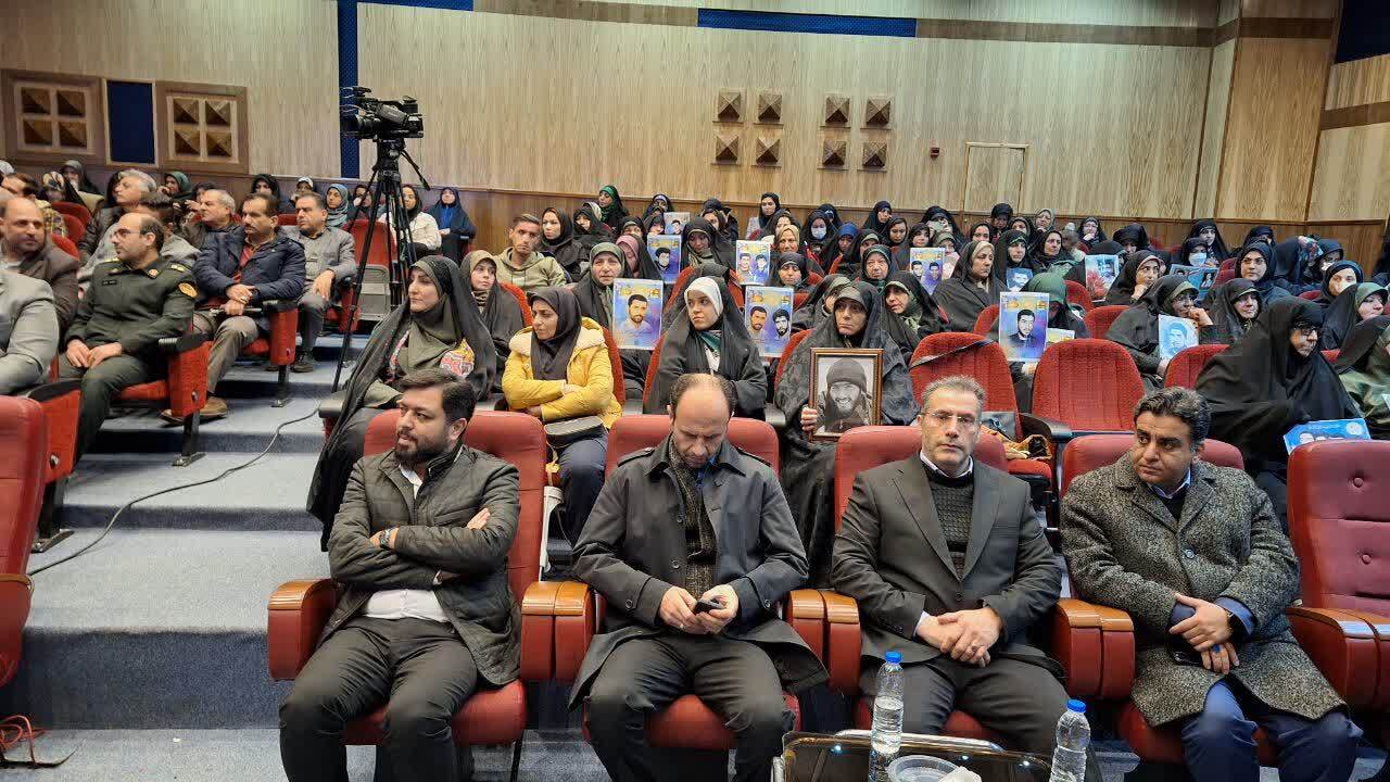 شعر متعهد بهترین ابزار هنر برای انتقال ارزشهای دفاع مقدس به نسل جوان است شعر متعهد بهترین ابزار هنر برای انتقال ارزشهای دفاع مقدس به نسل جوان است