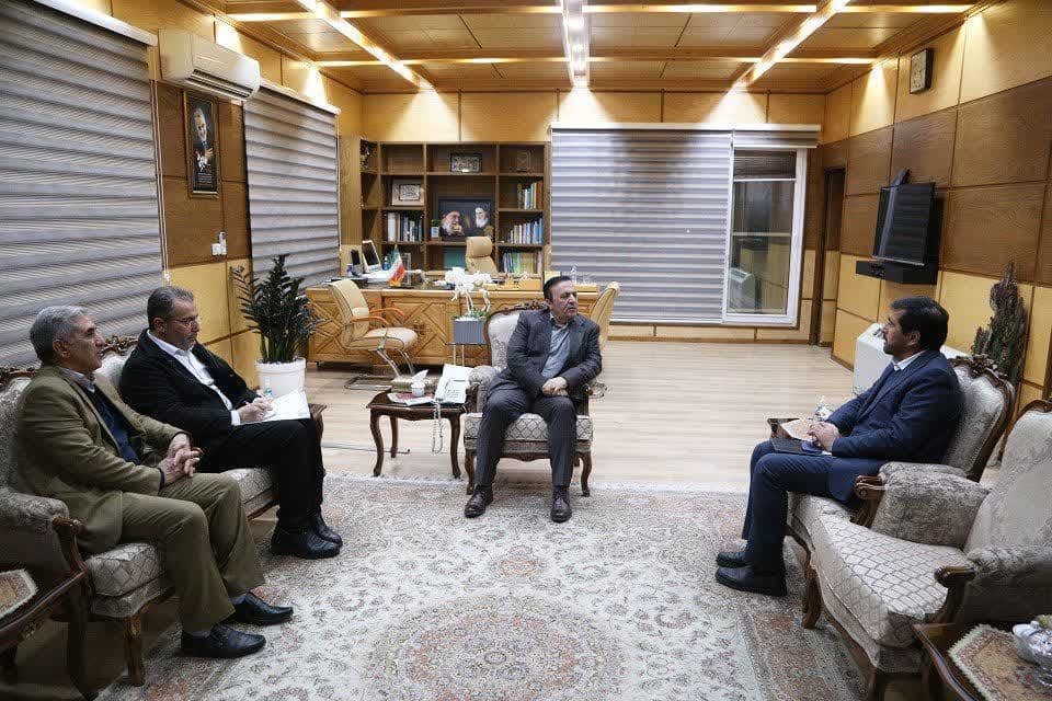 تعدادی از صنعتگرانی با استاندار قزوین دیدار کردند تعدادی از صنعتگرانی با استاندار قزوین دیدار کردند