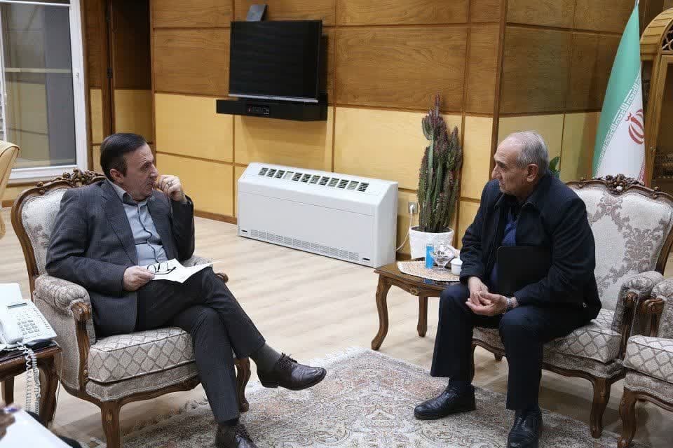 تعدادی از صنعتگرانی با استاندار قزوین دیدار کردند تعدادی از صنعتگرانی با استاندار قزوین دیدار کردند