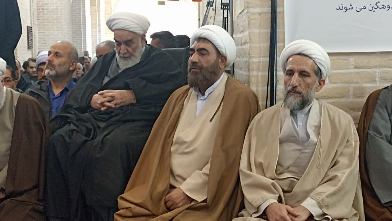 حکم رهبری به امام جمعه قزوین ابلاغ شد حکم رهبری به امام جمعه قزوین ابلاغ شد