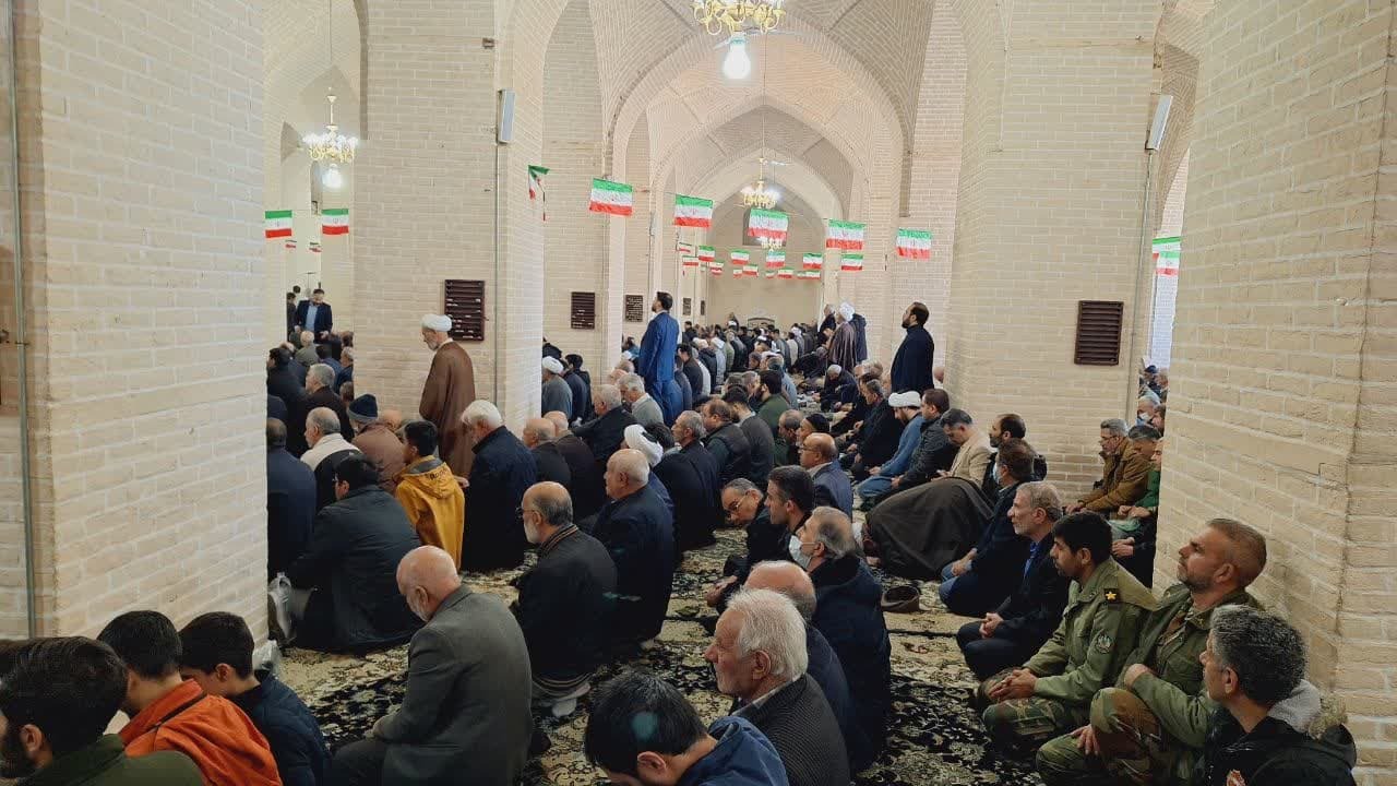 اولین نماز جمعه به امامت آیت الله مظفری در قزوین اقامه شد اولین نماز جمعه به امامت آیت الله مظفری در قزوین اقامه شد