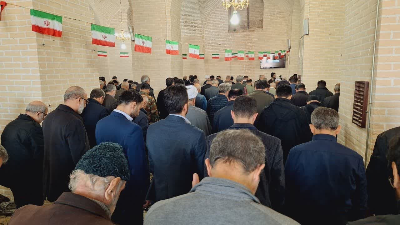 اولین نماز جمعه به امامت آیت الله مظفری در قزوین اقامه شد اولین نماز جمعه به امامت آیت الله مظفری در قزوین اقامه شد