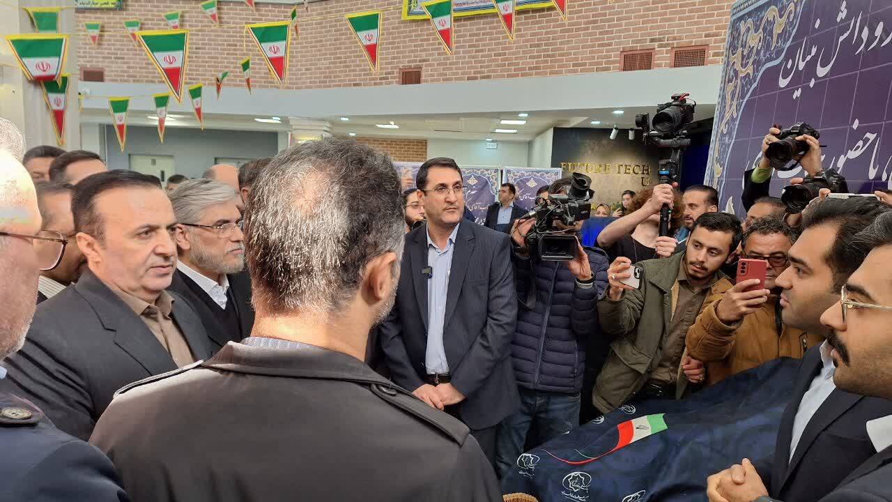 وزیر علوم از چهار محصول دانش بنیان رونمایی کرد