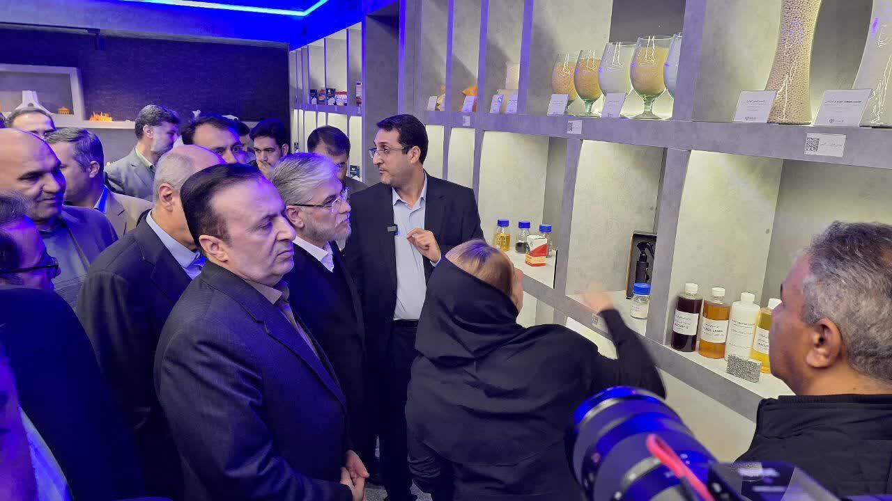 وزیر علوم از نمایشگاه هاب فنآوری‌های آینده در پارک علم و فنآوری قزوین دیدن کرد