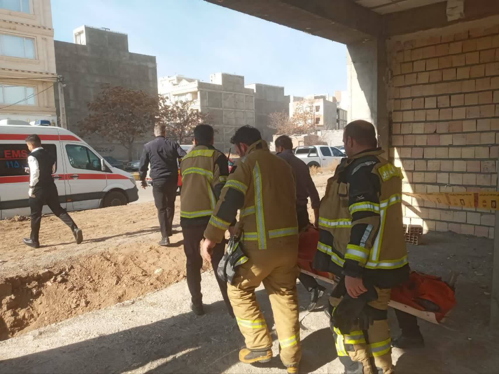 سقوط فرد در چاله آسانسور ساختمان نیمه‌کاره در قزوین