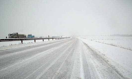 جاده های قزوین برفی و لغزنده شد/ محور فرعی نیکویه مسدود شد
