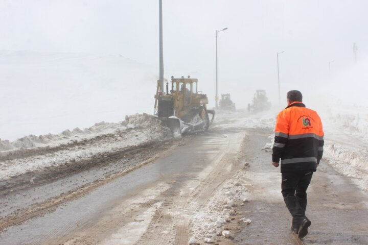 تمامی جادههای اصلی استان قزوین باز است/ ادامه عملیات امداد و نجات در مسیرهای روستایی تمامی جادههای اصلی استان قزوین باز است/ ادامه عملیات امداد و نجات در مسیرهای روستایی