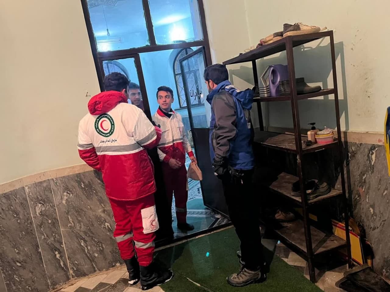 بوئین زهرا آماده اسکان مسافران در پی بارش برف و کولاک