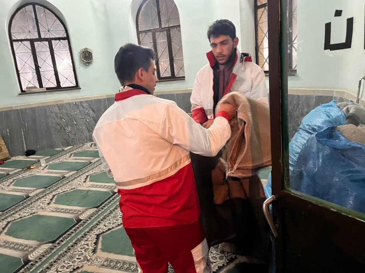 بوئین زهرا آماده اسکان مسافران در پی بارش برف و کولاک