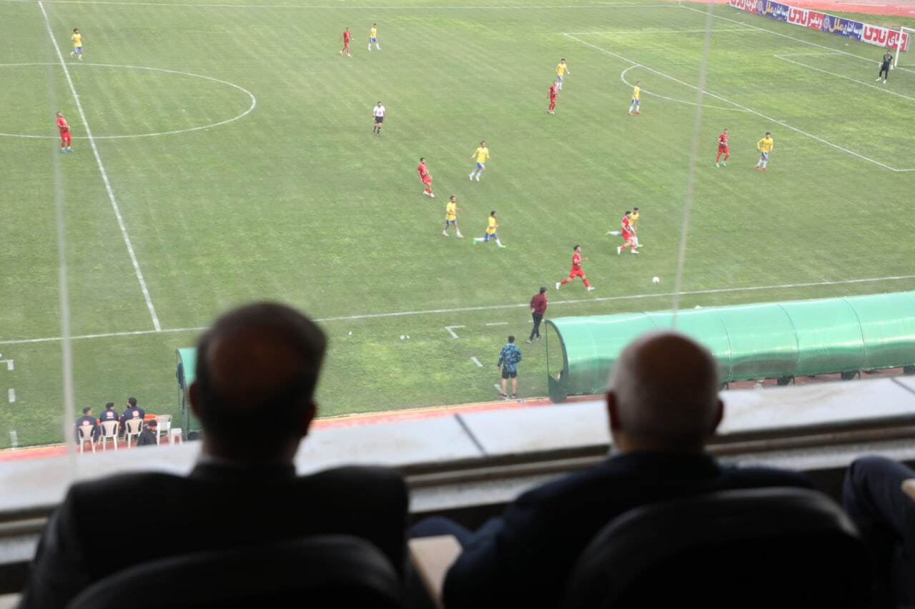 حضور استاندار خوزستان در ورزشگاه تختی آبادان و حمایت از نماینده استان در جام حذفی