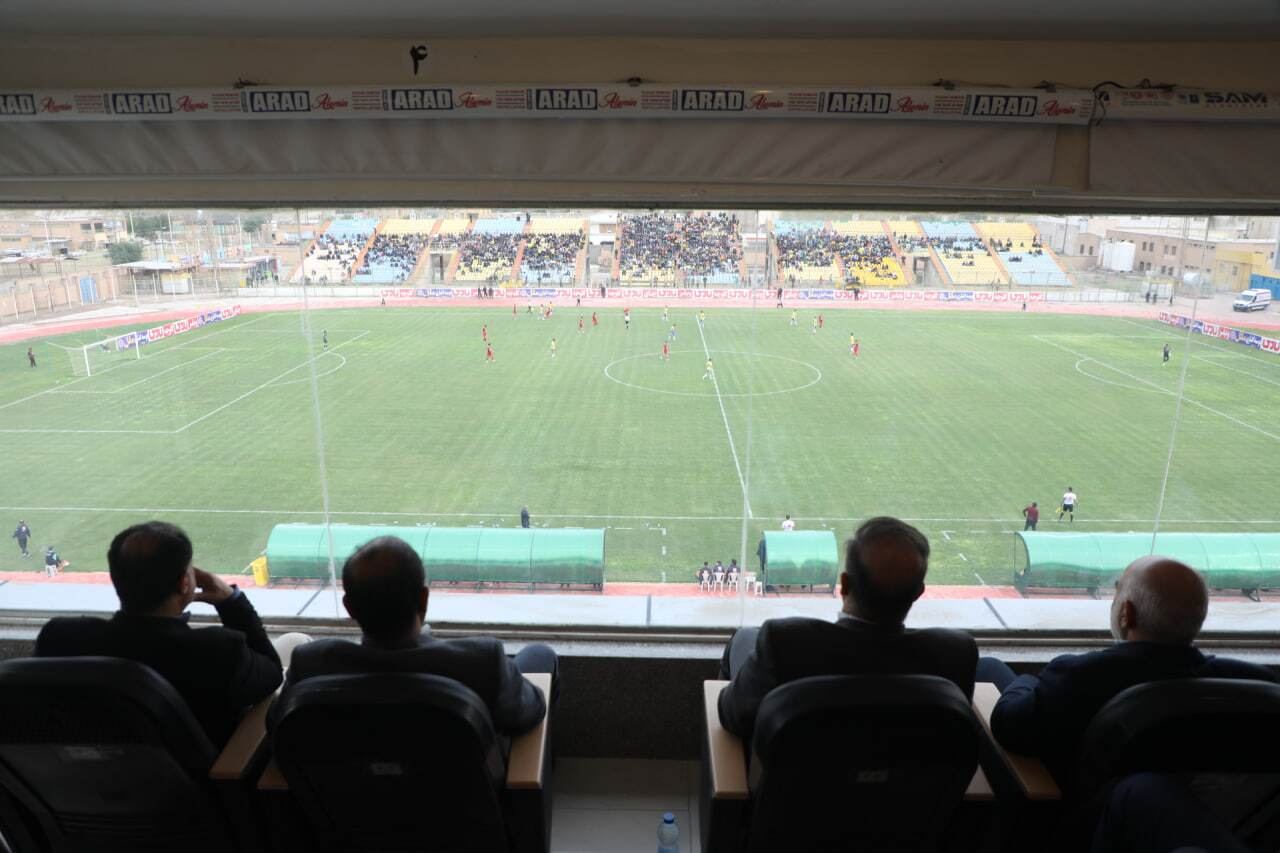 حضور استاندار خوزستان در ورزشگاه تختی آبادان و حمایت از نماینده استان در جام حذفی