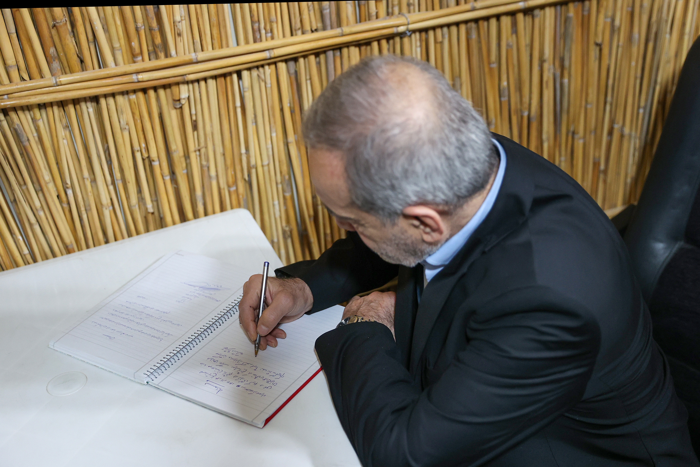 بازدید پزشکیان از یادمان شهدای گمنام و ستاد فرمادهی قرارگاه مرکزی کربلا بازدید پزشکیان از یادمان شهدای گمنام و ستاد فرمادهی قرارگاه مرکزی کربلا