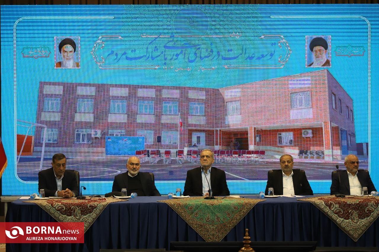 رییس جمهور پزشکیان: انسان‌های توانمند هستند که کشور را می‌سازند نه پول و منابع / برخی از بانوان به اندازه ۱۰ مرد می‌توانند کار را پیش ببرند