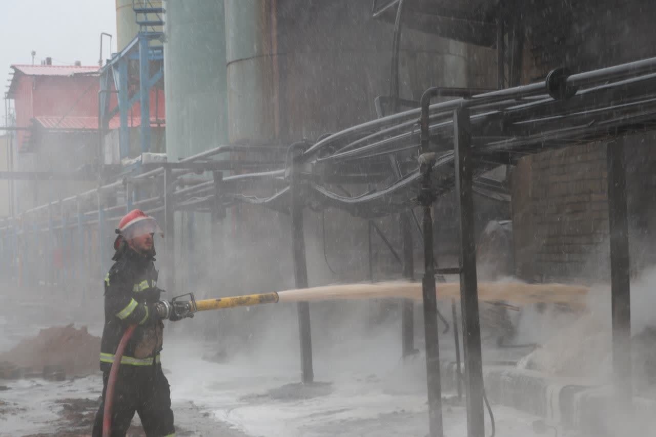 آتش سوزی در شهرک پاسارگاد(چرم سازی) شهرستان بویین زهرا مهار شد آتش سوزی در شهرک پاسارگاد(چرم سازی) شهرستان بویین زهرا مهار شد