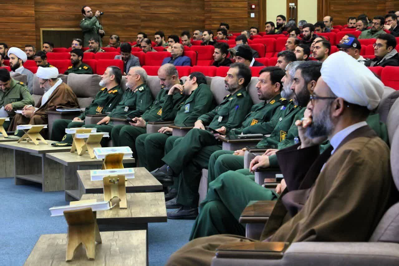 تمسک به قرآن راه نجات بخش انسانها از گمراهی است تمسک به قرآن راه نجات بخش انسانها از گمراهی است