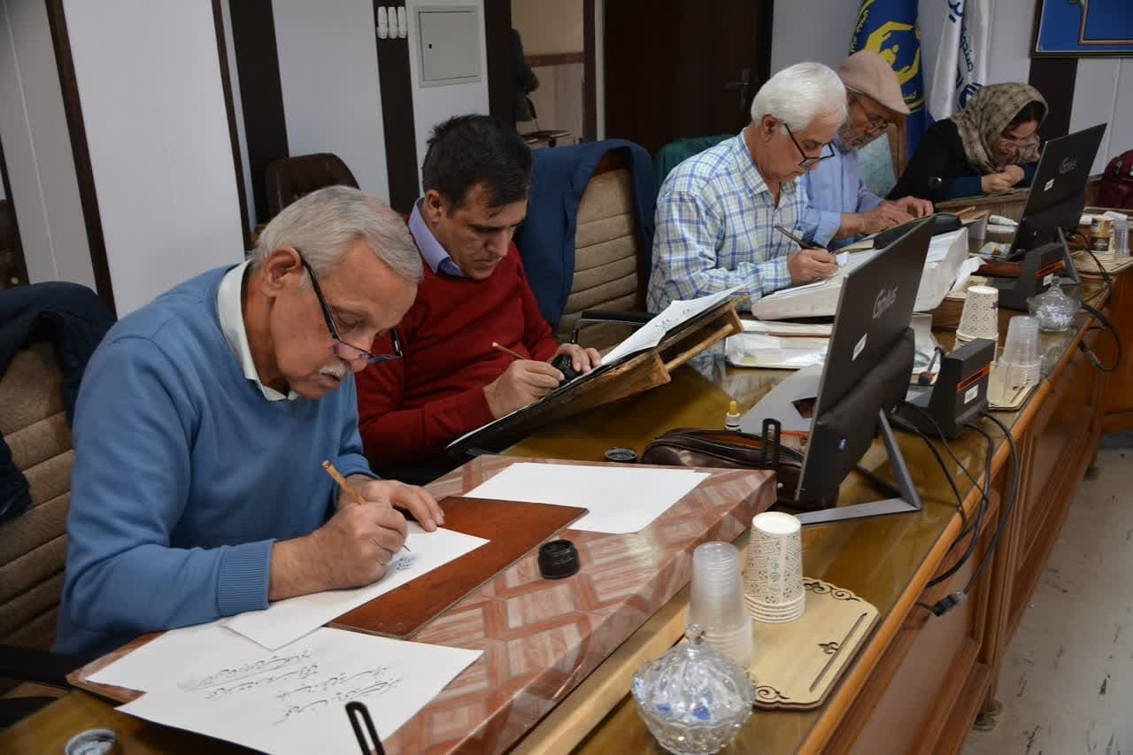 مشق اکرام توسط خوشنویسان قزوین برگزار شد مشق اکرام توسط خوشنویسان قزوین برگزار شد