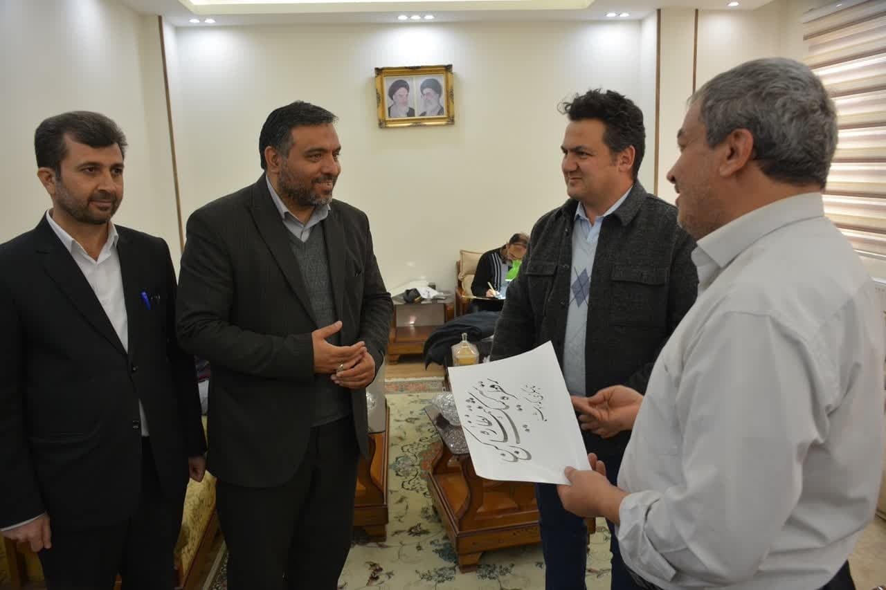 مشق اکرام توسط خوشنویسان قزوین برگزار شد مشق اکرام توسط خوشنویسان قزوین برگزار شد