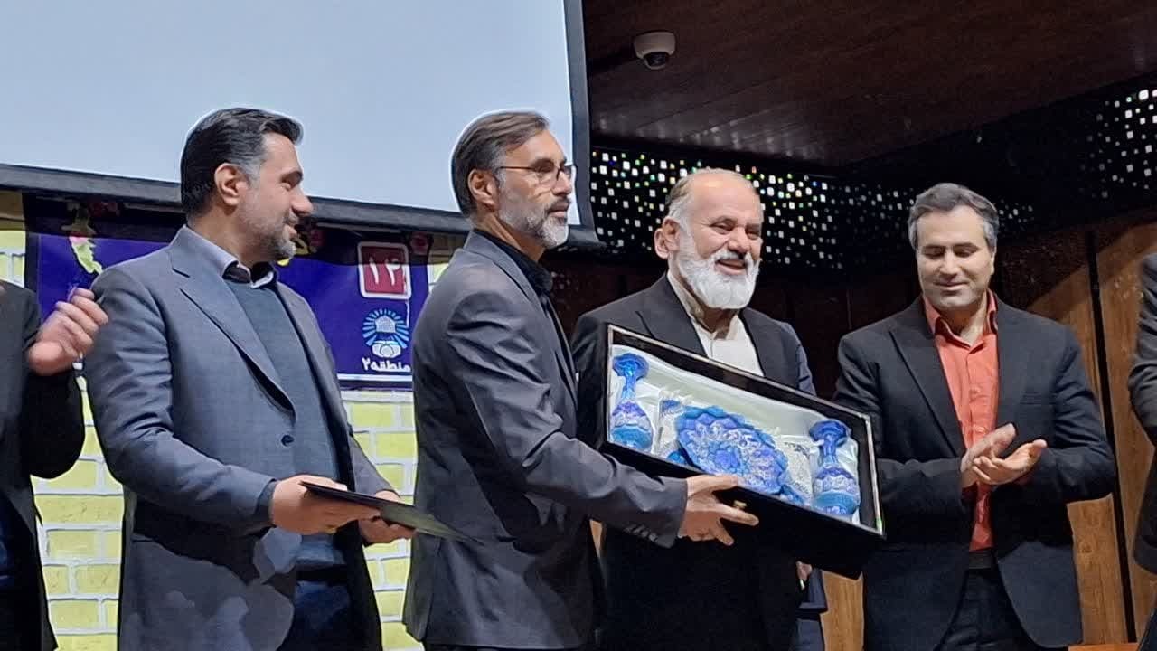 در جشنواره فعالان صنعت ورزش استان قزوین از خبرگزاری برنا تجلیل شد 