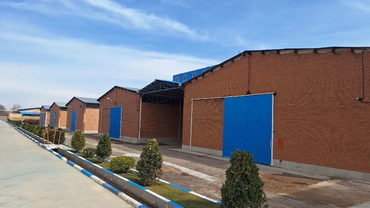 وزیر ارتباطات یک واحد صنعتی در تاکستان را افتتاح کرد