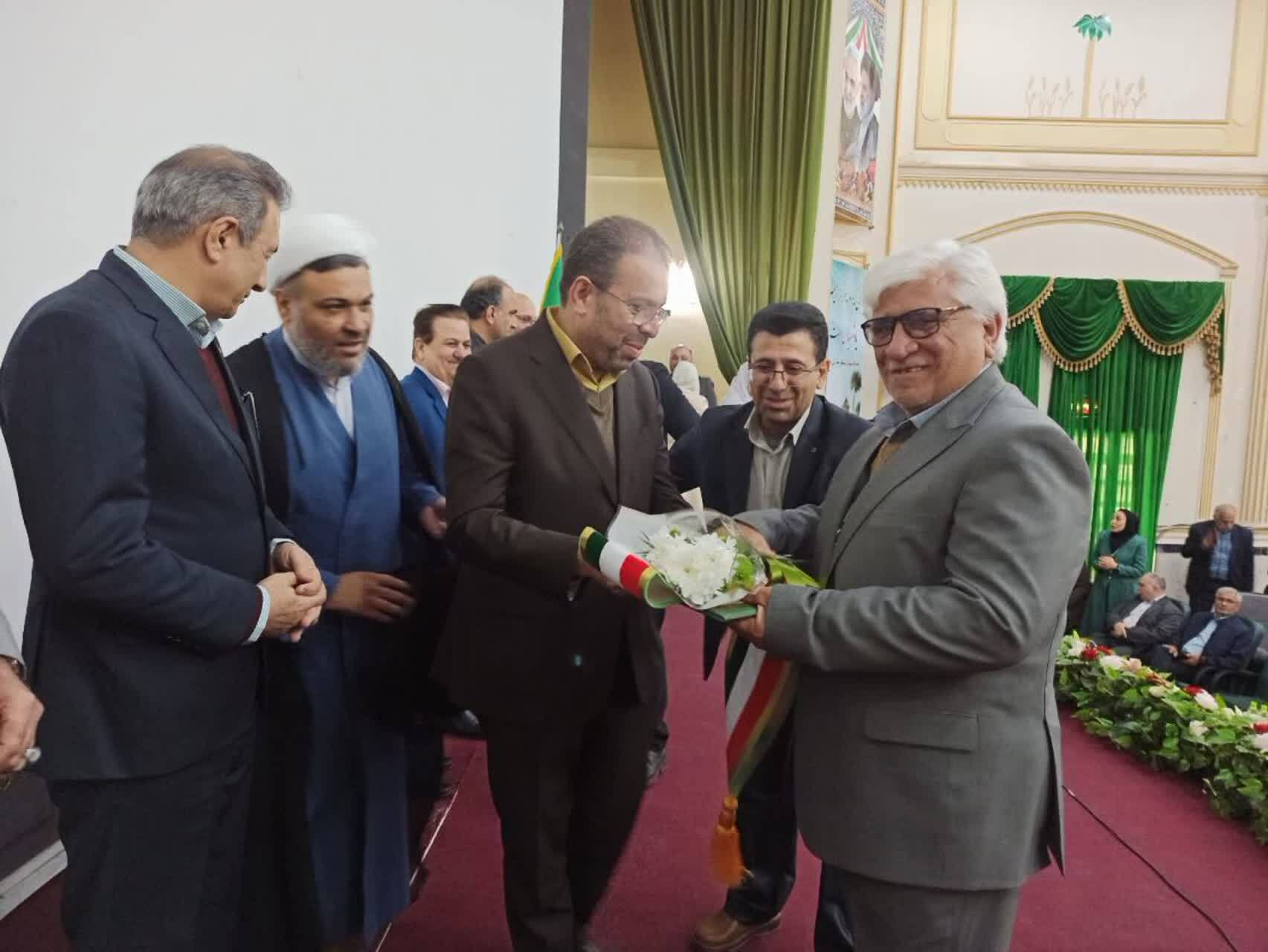 معاون استاندار: وفاق و تعاون کلید توسعه پایدار کشاورزی استان / توسعه صنعت گلخانه‌ای باید به سمت استان های گرمسیری همچون خوزستان هدایت شود