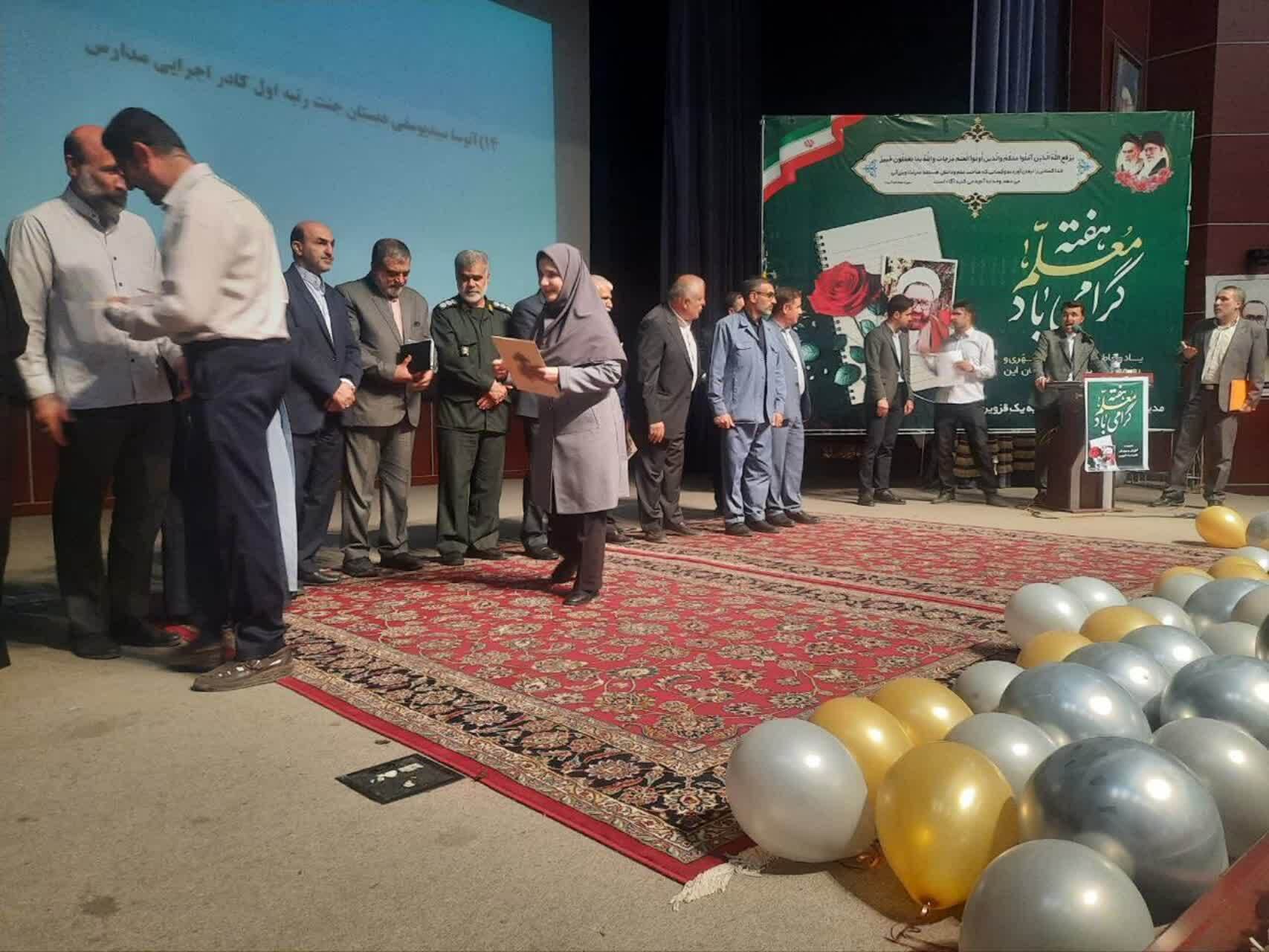 تربیت دانش آموزان و دستاوردهای نظام مرهون تلاش معلمان است