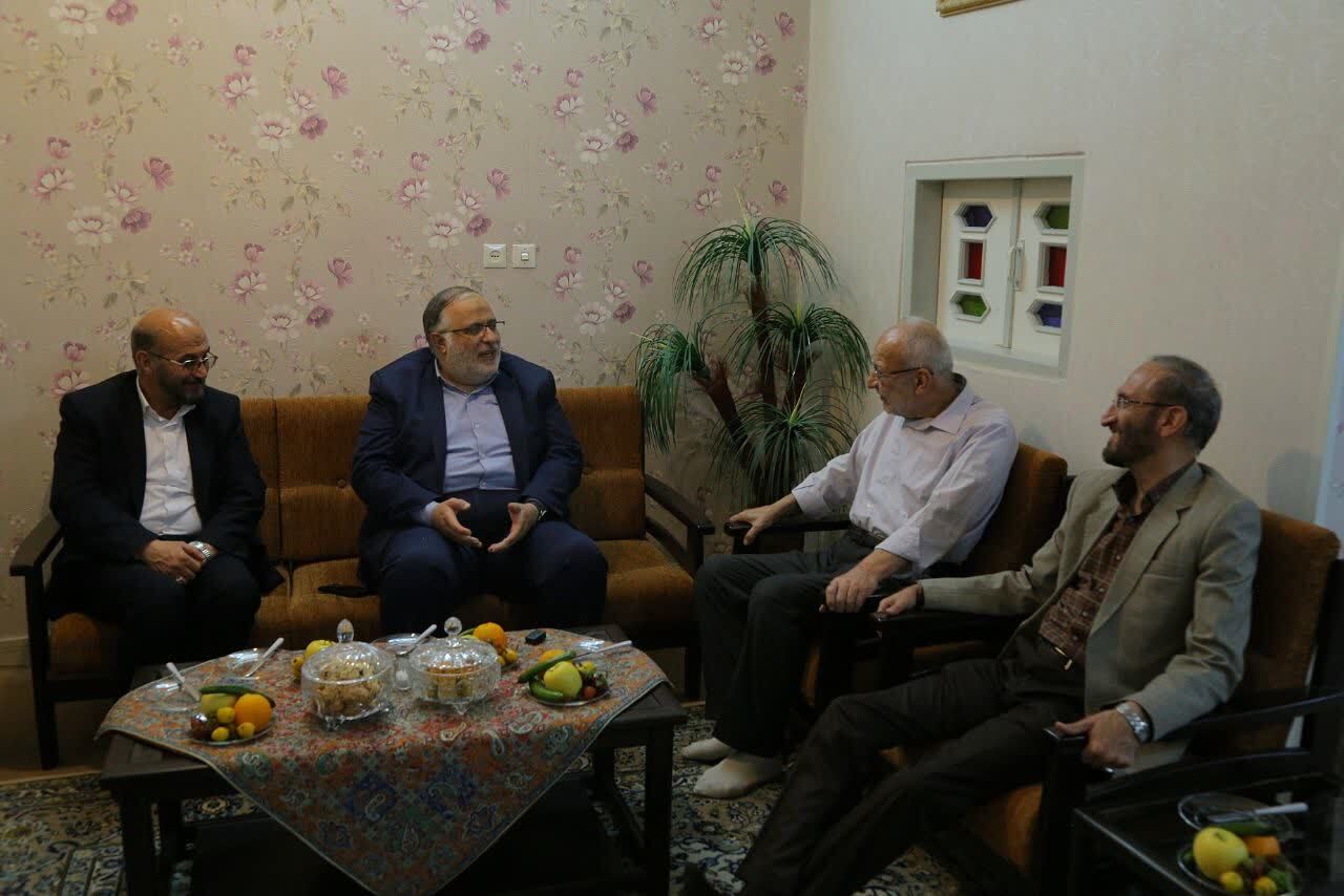 پیشکسوت فرهنگی استان قزوین در آستانه روز معلم تجلیل شد پیشکسوت فرهنگی استان قزوین در آستانه روز معلم تجلیل شد