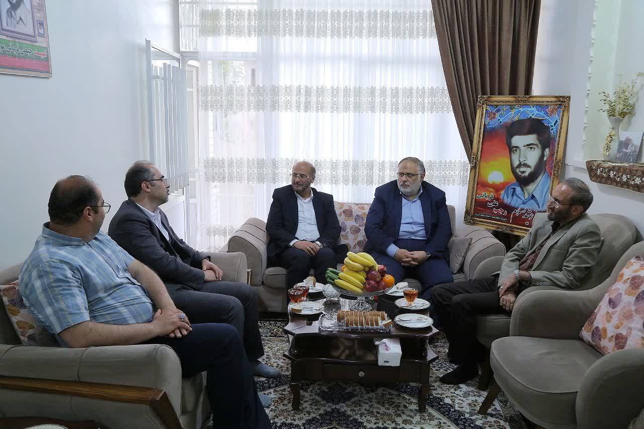 استاندار قزوین با خانواده شهید کارگر، محمد صادق زرآبادی پور دیدار کرد