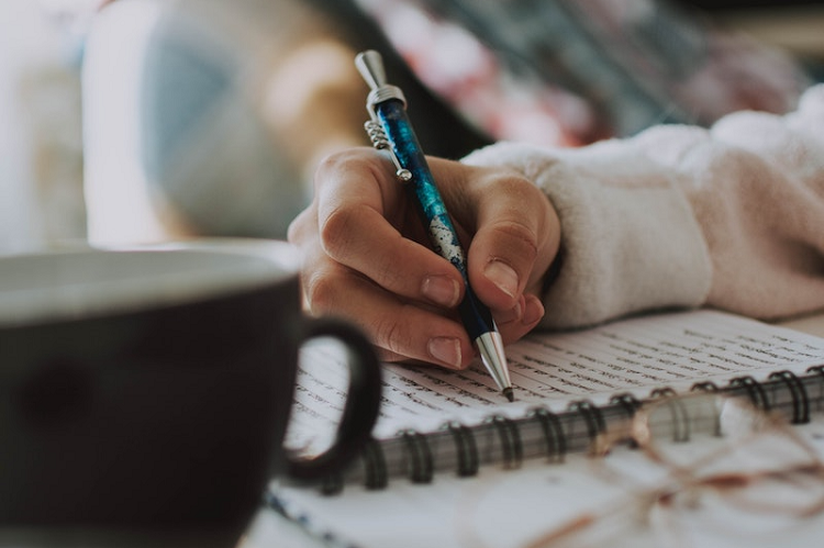 نوشتن، نوعی از فکر کردن است/ نوشتن آزاد، جنبه درمانی دارد نوشتن، نوعی از فکر کردن است/ نوشتن آزاد، جنبه درمانی دارد