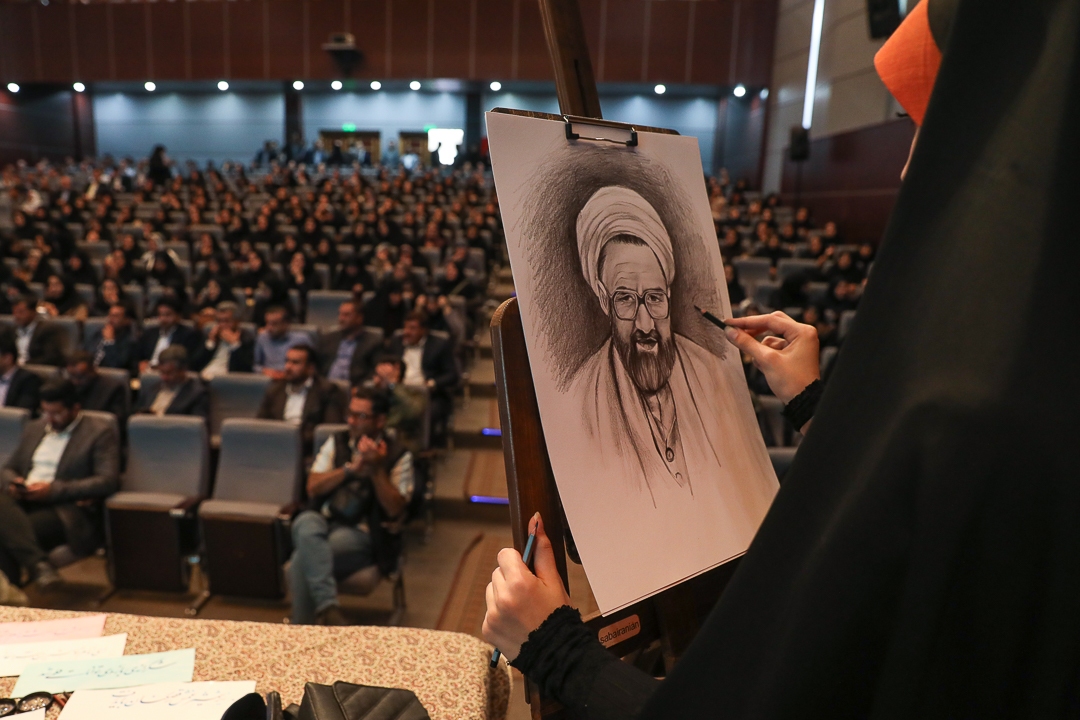 معلمان در کنار تعلیم علم و دانش به تزکیه و اخلاق دانش آموزان هم توجه کنند