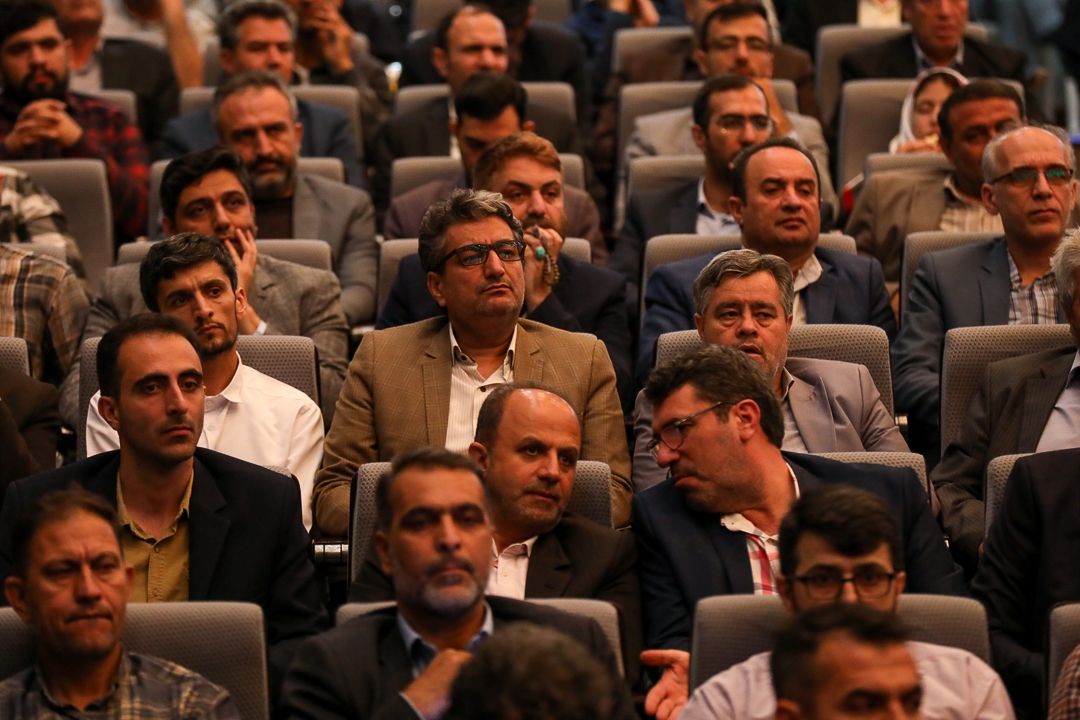 معلمان در کنار تعلیم علم و دانش به تزکیه و اخلاق دانش آموزان هم توجه کنند