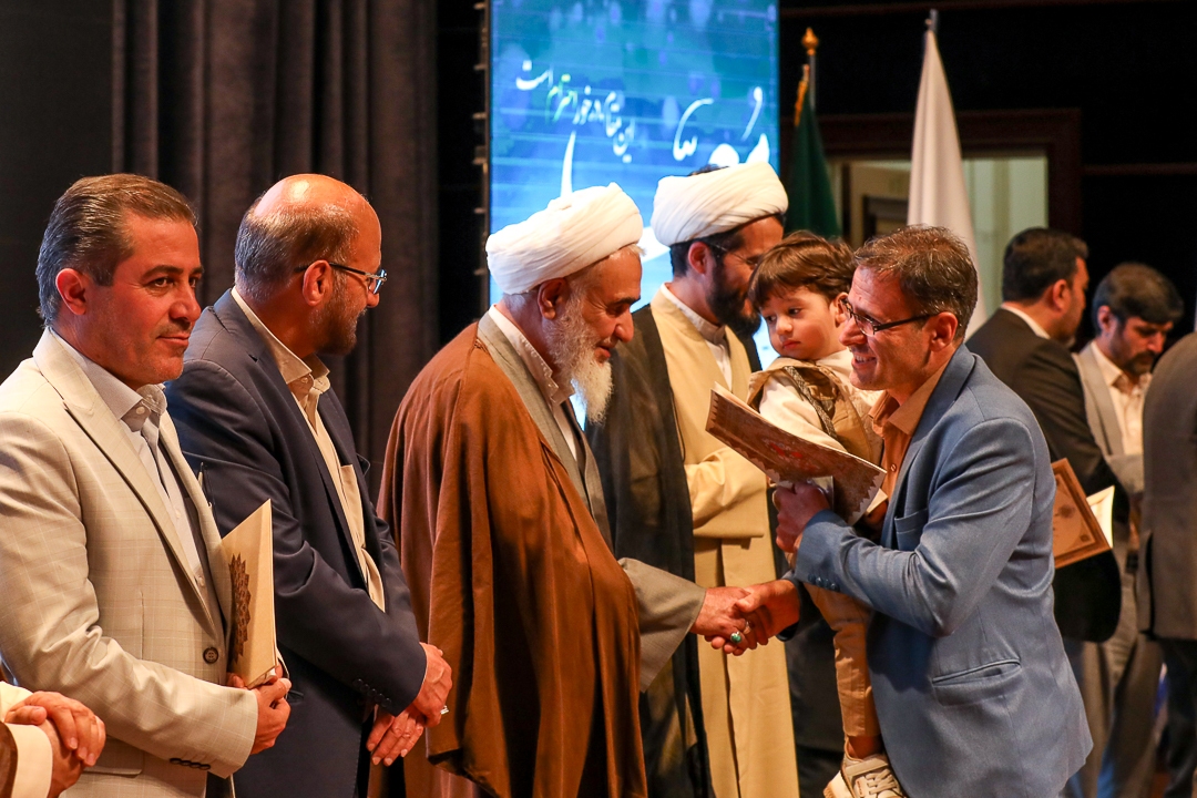 معلمان در کنار تعلیم علم و دانش به تزکیه و اخلاق دانش آموزان هم توجه کنند