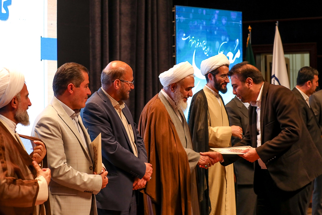 معلمان در کنار تعلیم علم و دانش به تزکیه و اخلاق دانش آموزان هم توجه کنند