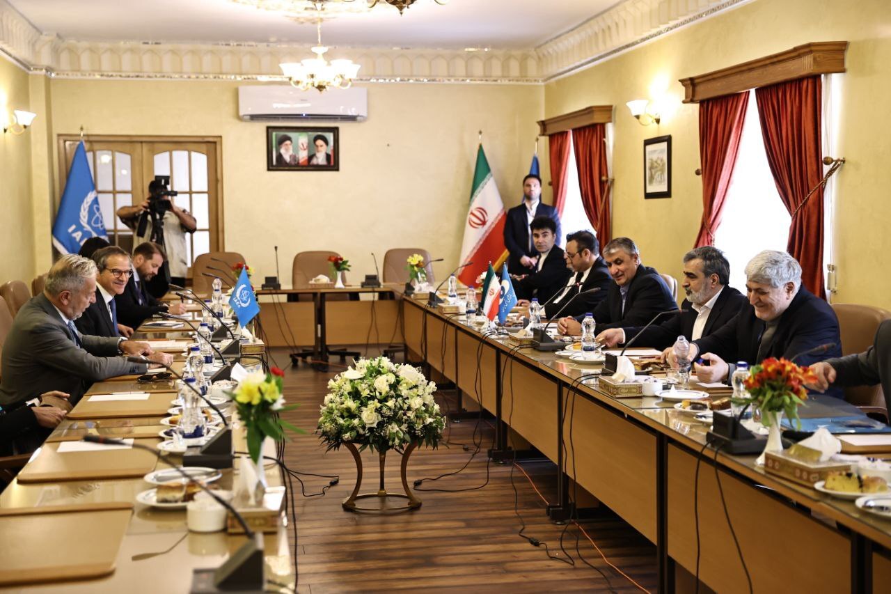 دیدار دوجانبه اسلامی و گروسی در اصفهان آغاز شد
