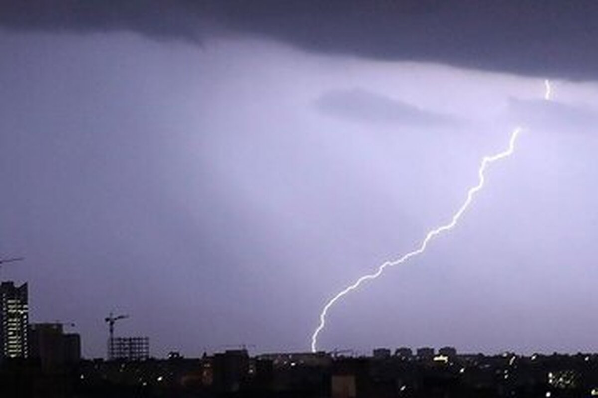 رگبار موقت باران به همراه احتمال رعد و برق پدیده غالب جوی  همدان