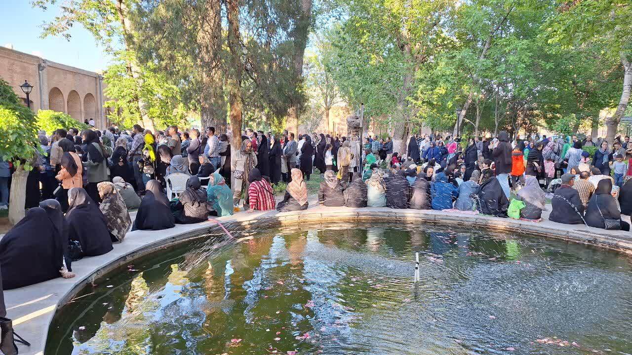 آیین پنجاه بدر همراه باران در قزوین برگزار شد