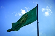 اهتزاز بزرگترین پرچم مزین به نام امام هشتم بر فراز شهر همدان