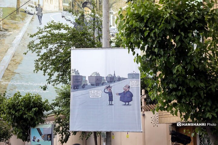 بنر‌های کنایه آمیز در اطراف سفارت فرانسه | تصاویر