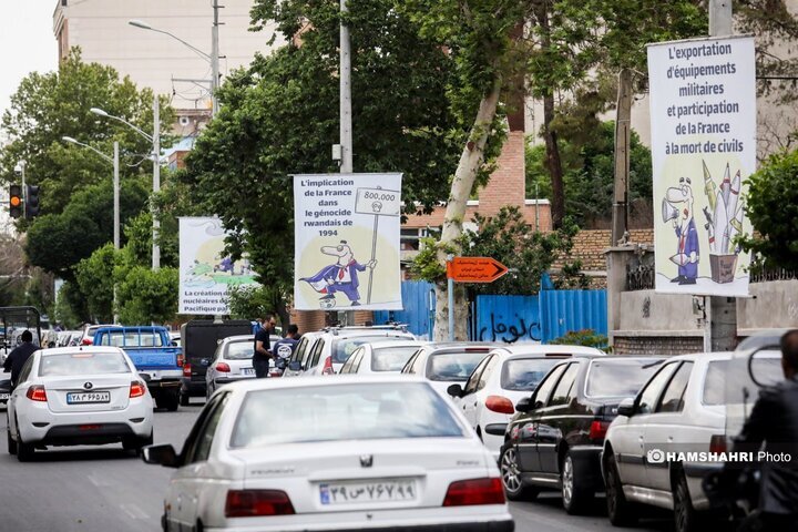 بنر‌های کنایه آمیز در اطراف سفارت فرانسه | تصاویر