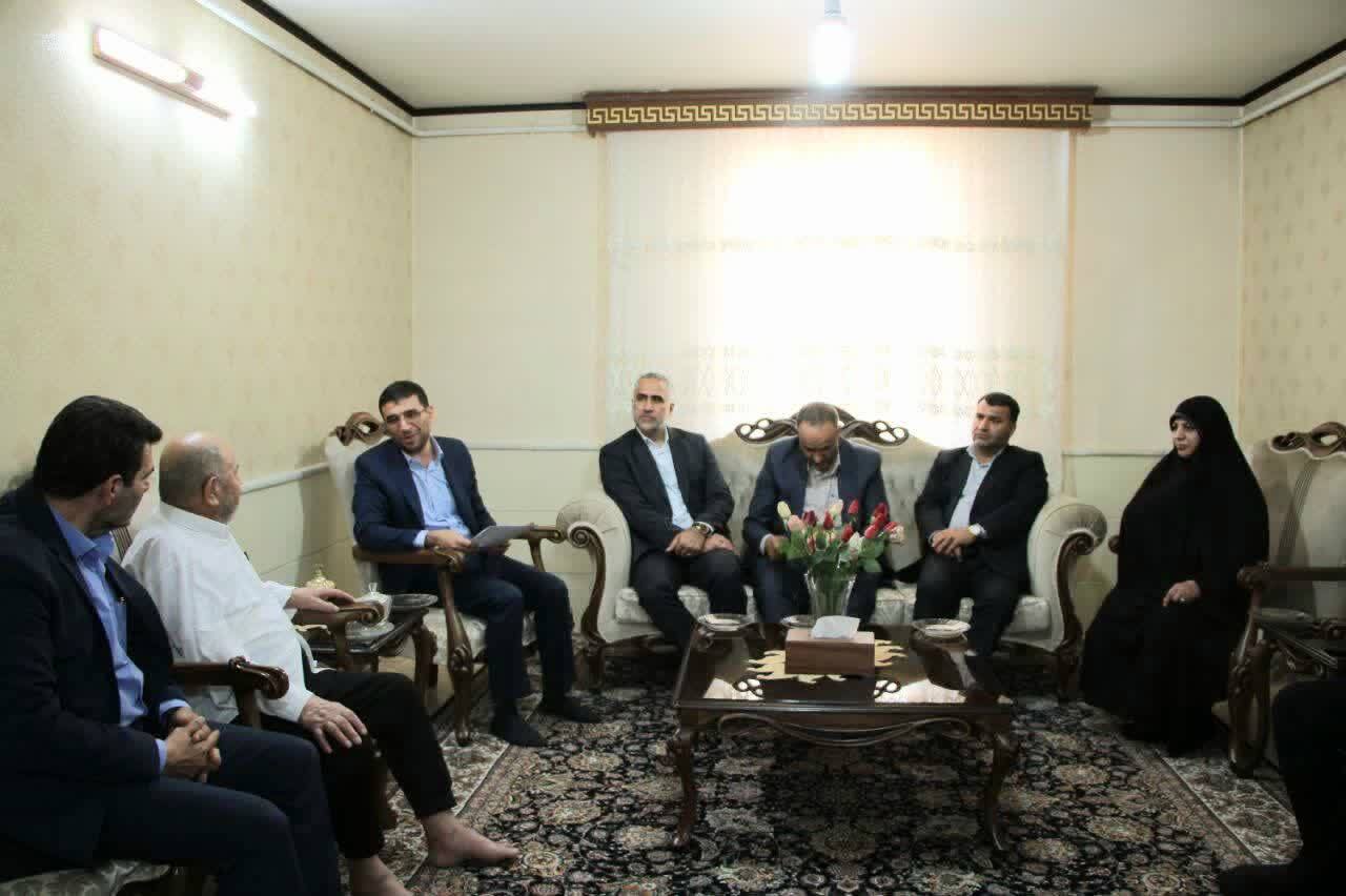 سرپرست جدید فرمانداری البرز با شهدا تجدید میثاق کرد سرپرست جدید فرمانداری البرز با شهدا تجدید میثاق کرد