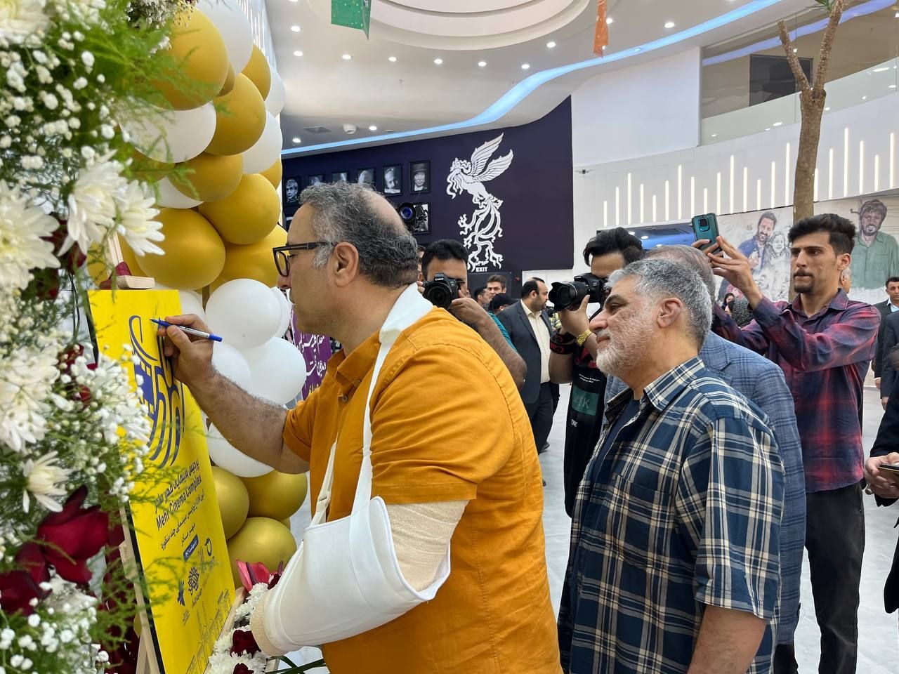 تقدیر میرکریمی از نیروهای جوان حوزه هنری برای توسعه زیرساختهای سینما تقدیر میرکریمی از نیروهای جوان حوزه هنری برای توسعه زیرساختهای سینما