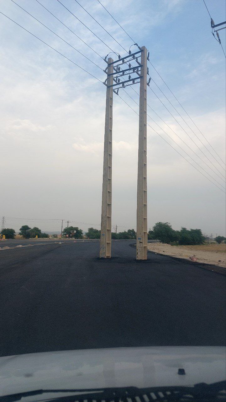 صحنه ای عجیب از سبز شدن تیر چراغ برق وسط جاده!+ عکس