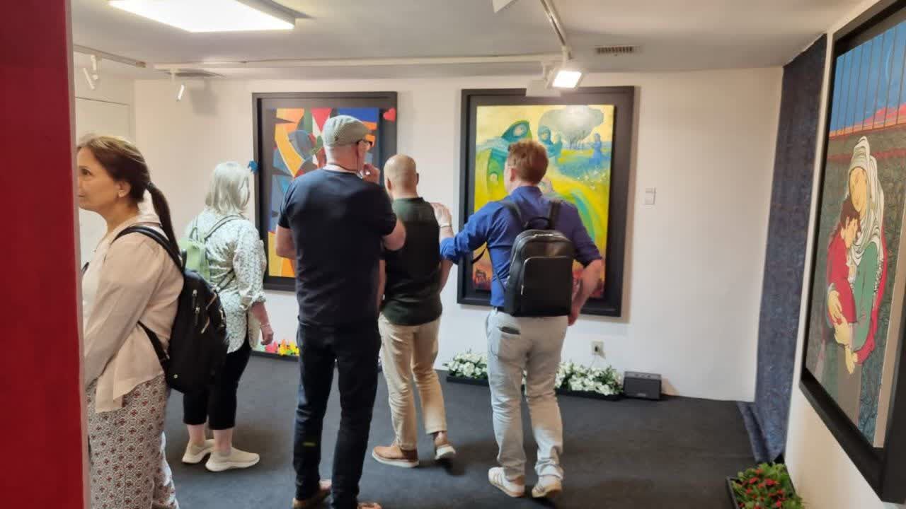 عبدالحسینی: اشعار محمود درویش حلقه روایت سناریوی دوسالانه شد/ نگاه کیوریتورها جریانساز دوسالانه ونیز بود عبدالحسینی: اشعار محمود درویش حلقه روایت سناریوی دوسالانه شد/ نگاه کیوریتورها جریانساز دوسالانه ونیز بود