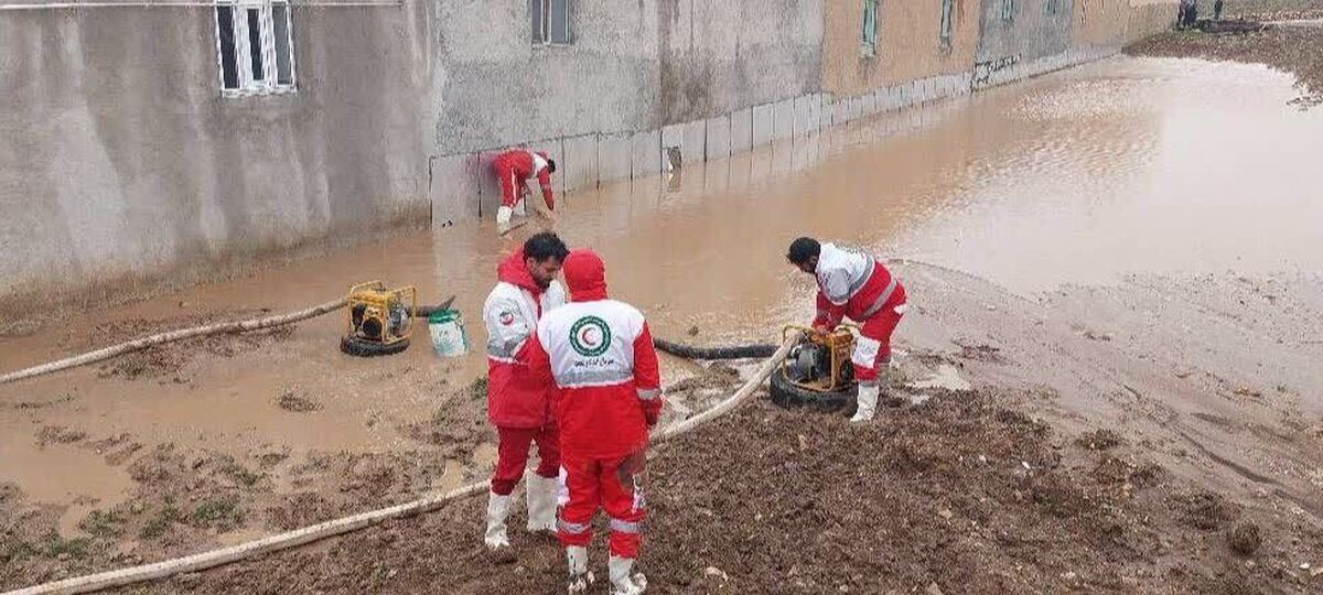 امدادرسانی هلال‌احمر خراسان‌جنوبی در ۴ شهرستان گرفتار در سیلاب