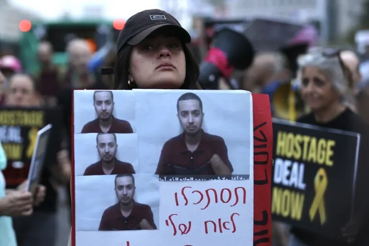 خانواده‌های اسرای صهیونیست مقابل خانه گانتس و نتانیاهو تجمع کردند