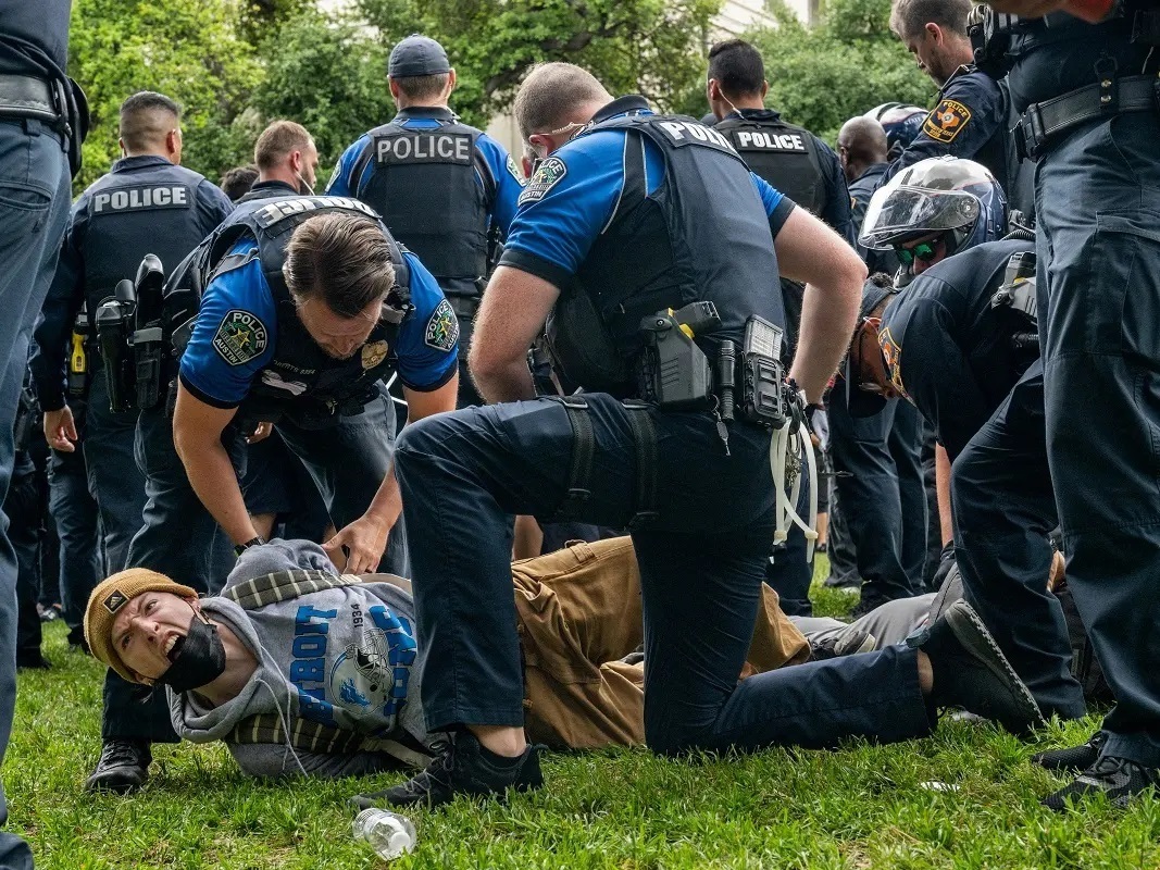 مهد آزادی انتخابی؛ محل مرگ آزادی بیان مهد آزادی انتخابی؛ محل مرگ آزادی بیان