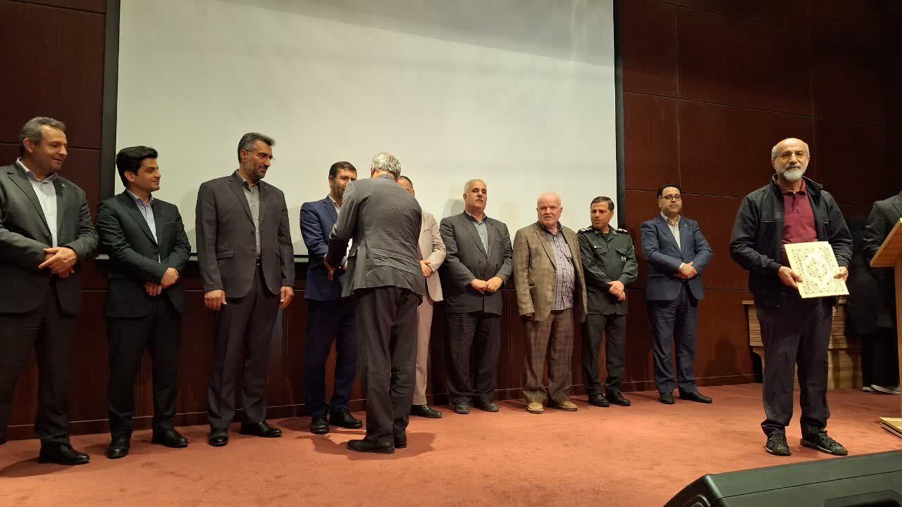 کارگران با تلاش خود نقشه های دشمن در آسیب رساندن به اقتصادکشور را خنثی کرده اند