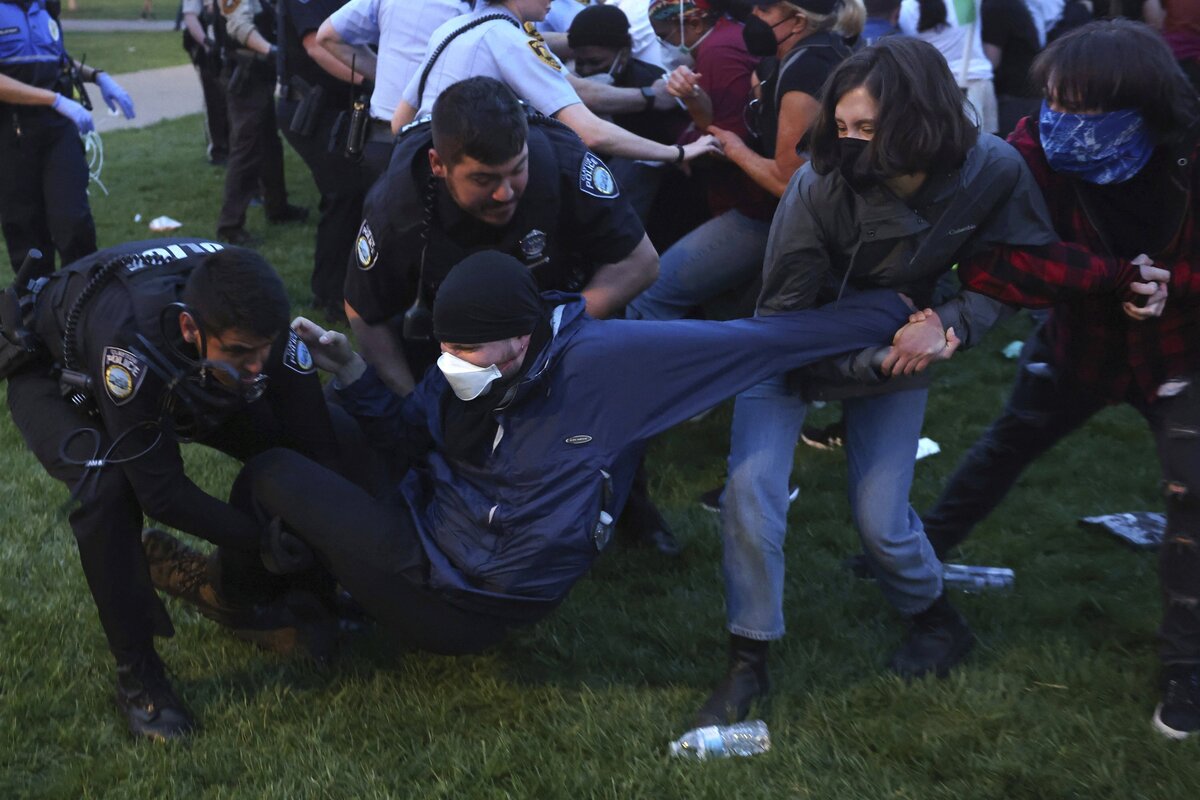 همزمان با دستگیری صدها دانشجو کاخ سفید خواستار اعتراضات مسالمت آمیز شد