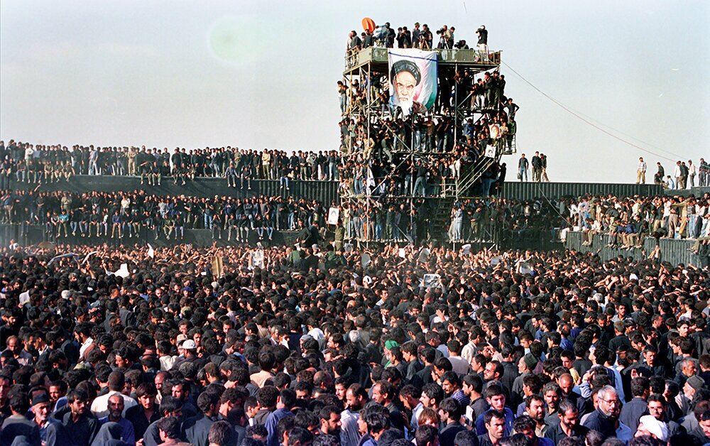 تصاویری از بزرگترین مراسم تشییع تاریخ ایران