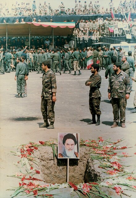 تصاویری از بزرگترین مراسم تشییع تاریخ ایران