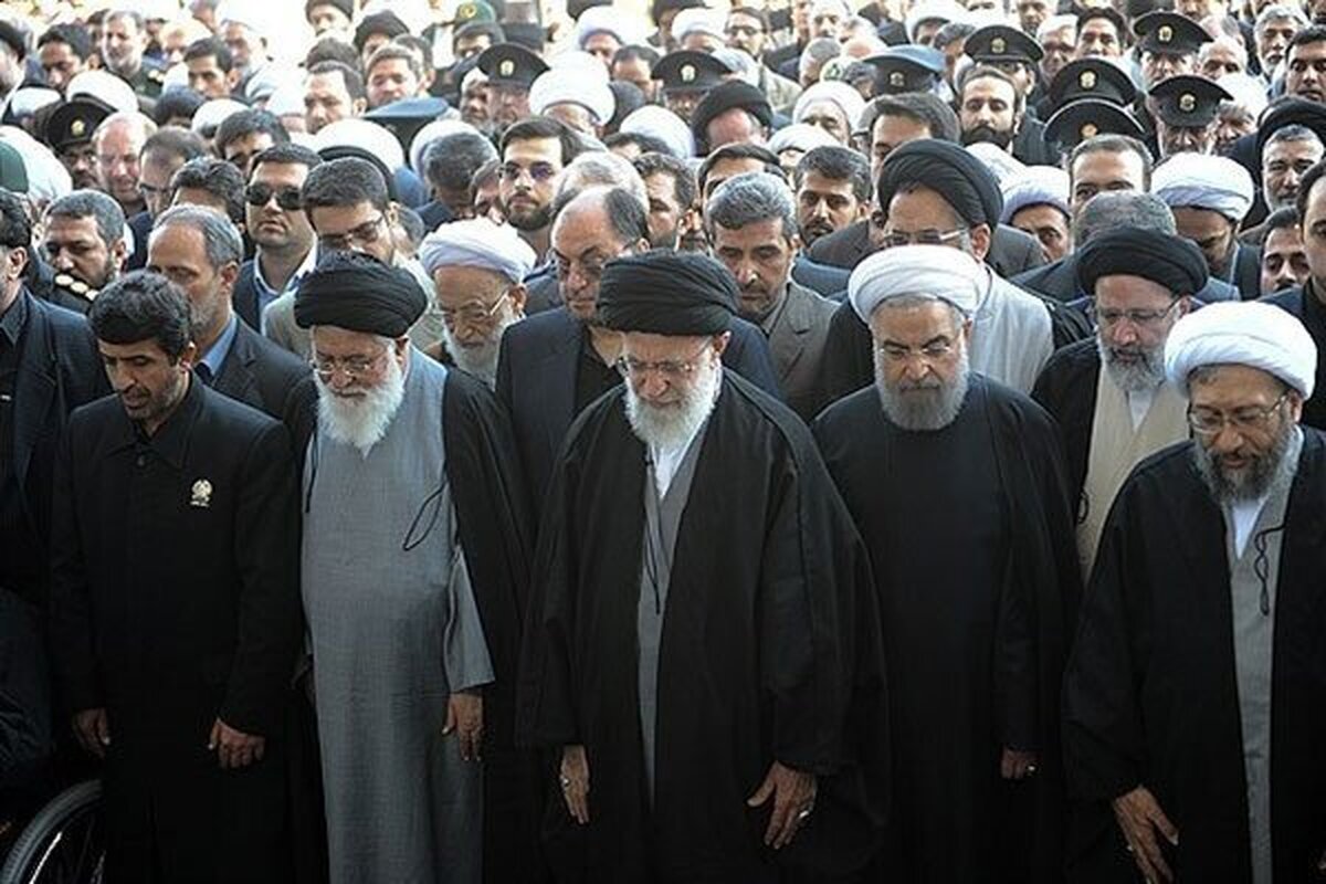 رهبر انقلاب تا ساعاتی دیگر بر پیکر رئیس جمهور و همراهانش نماز اقامه می‌کنند